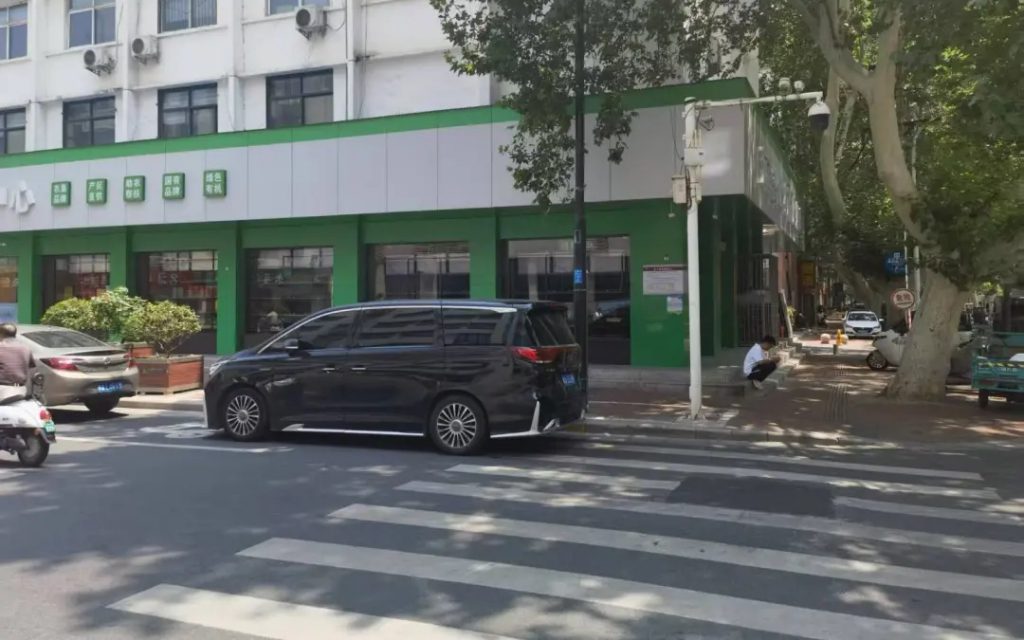 银行职员诈骗近亿元，她花6000余万打赏主播，曾让男主播连续8小时为其唱歌